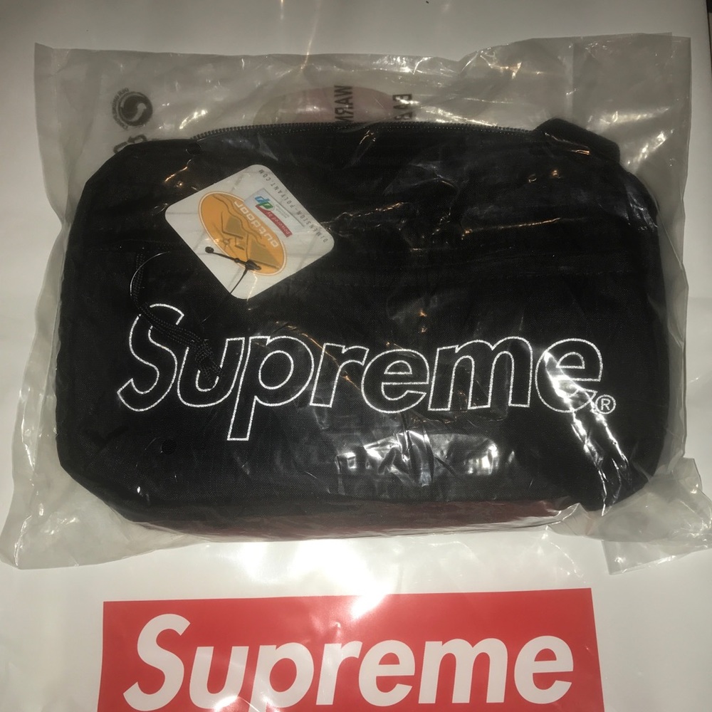 Supreme , shoulder strap back